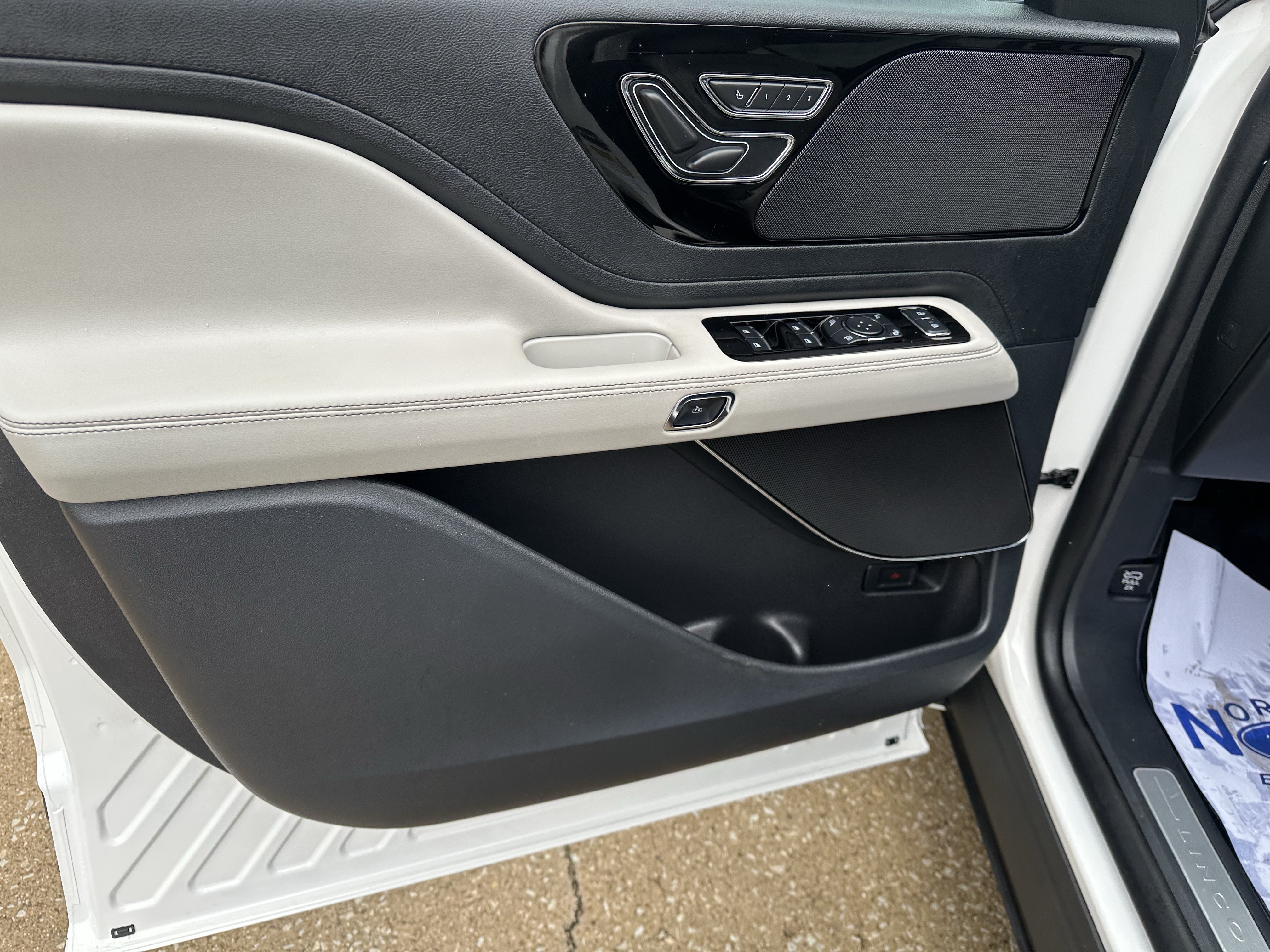 Used 2026 Lincoln Aviator AWD w/ Jet Appearance Package image 22