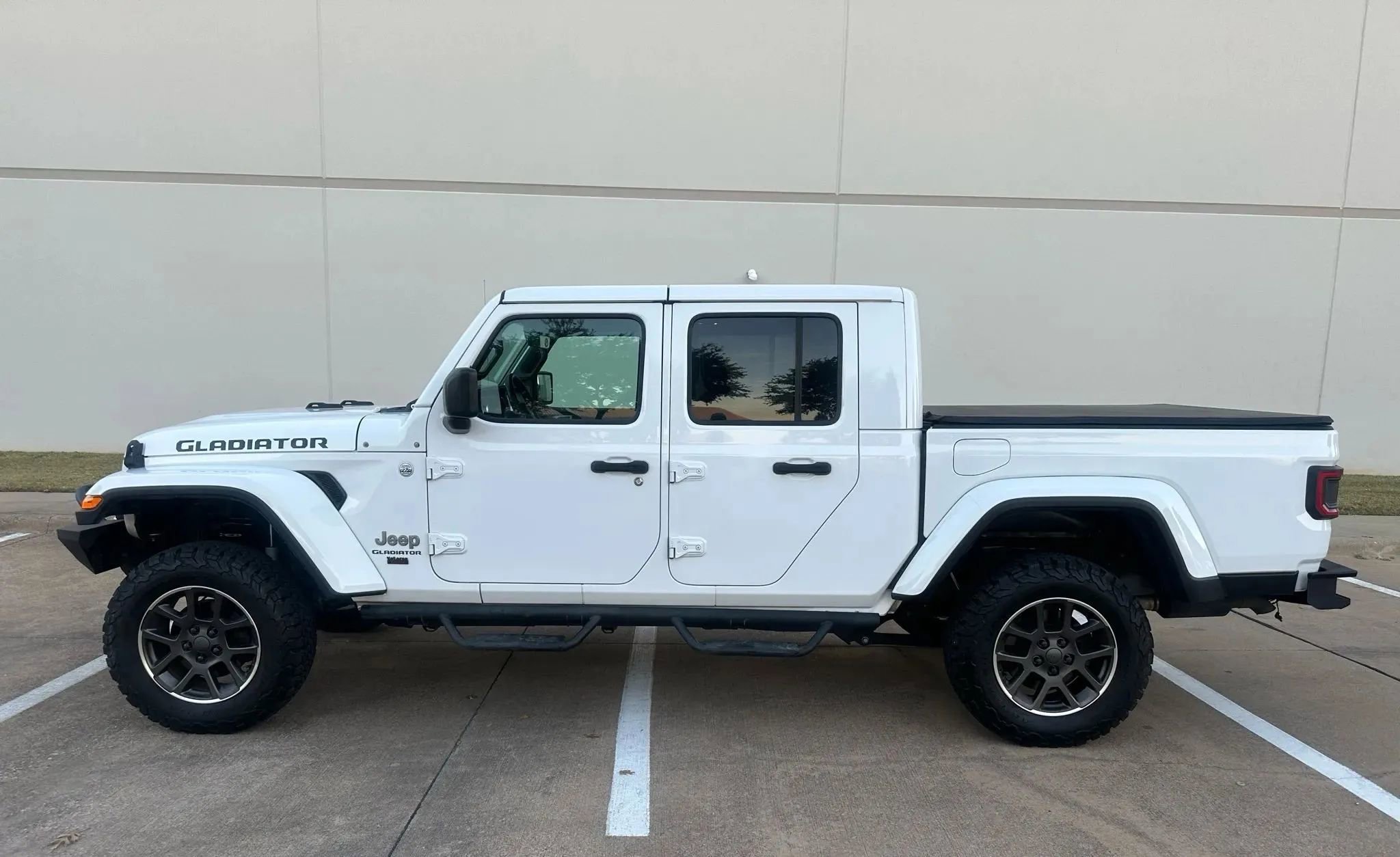 Used 2020 Jeep Gladiator Overland image 1
