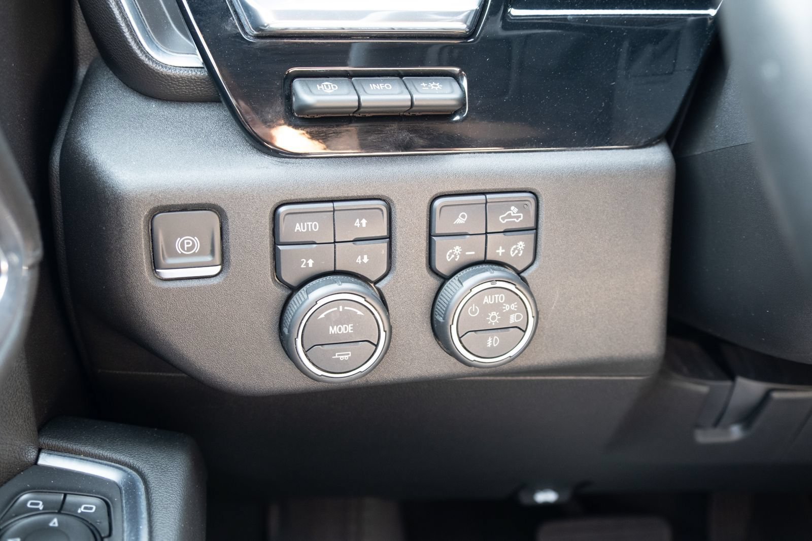 Used 2024 Chevrolet Silverado 3500 High Country w/ Technology Package AWD/4WD image 10