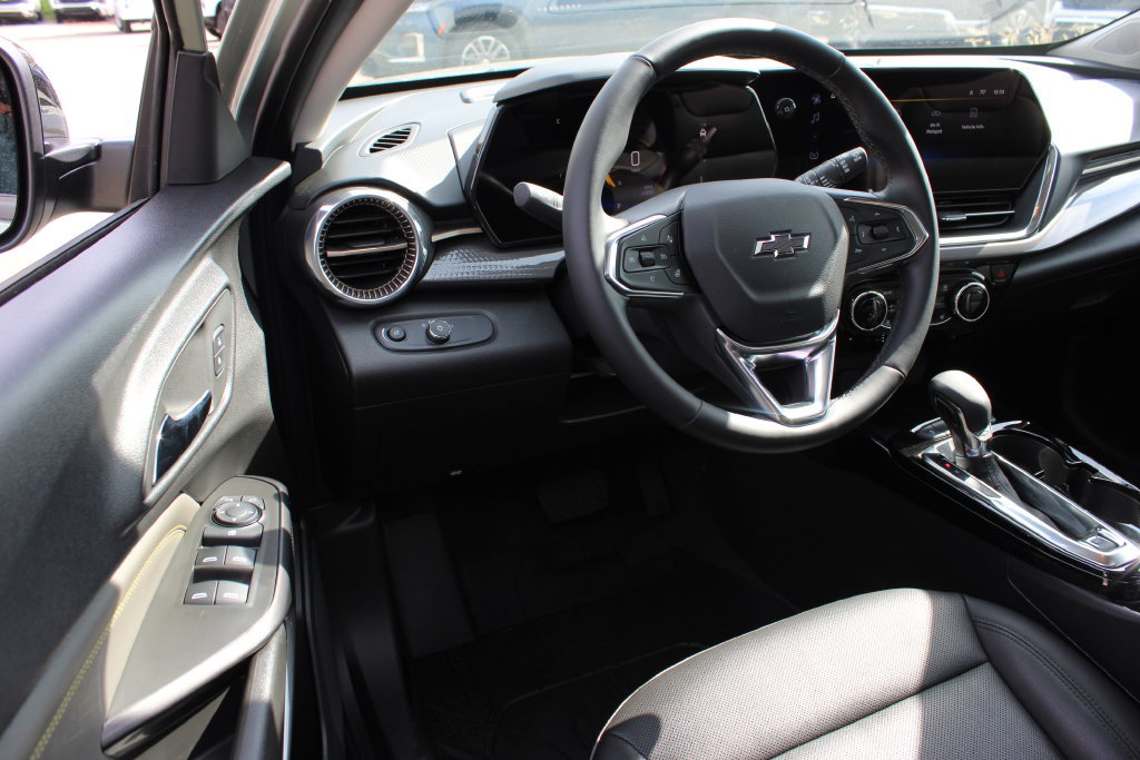 Used 2025 Chevrolet Trax ACTIV w/ Sunroof Package FWD image 9