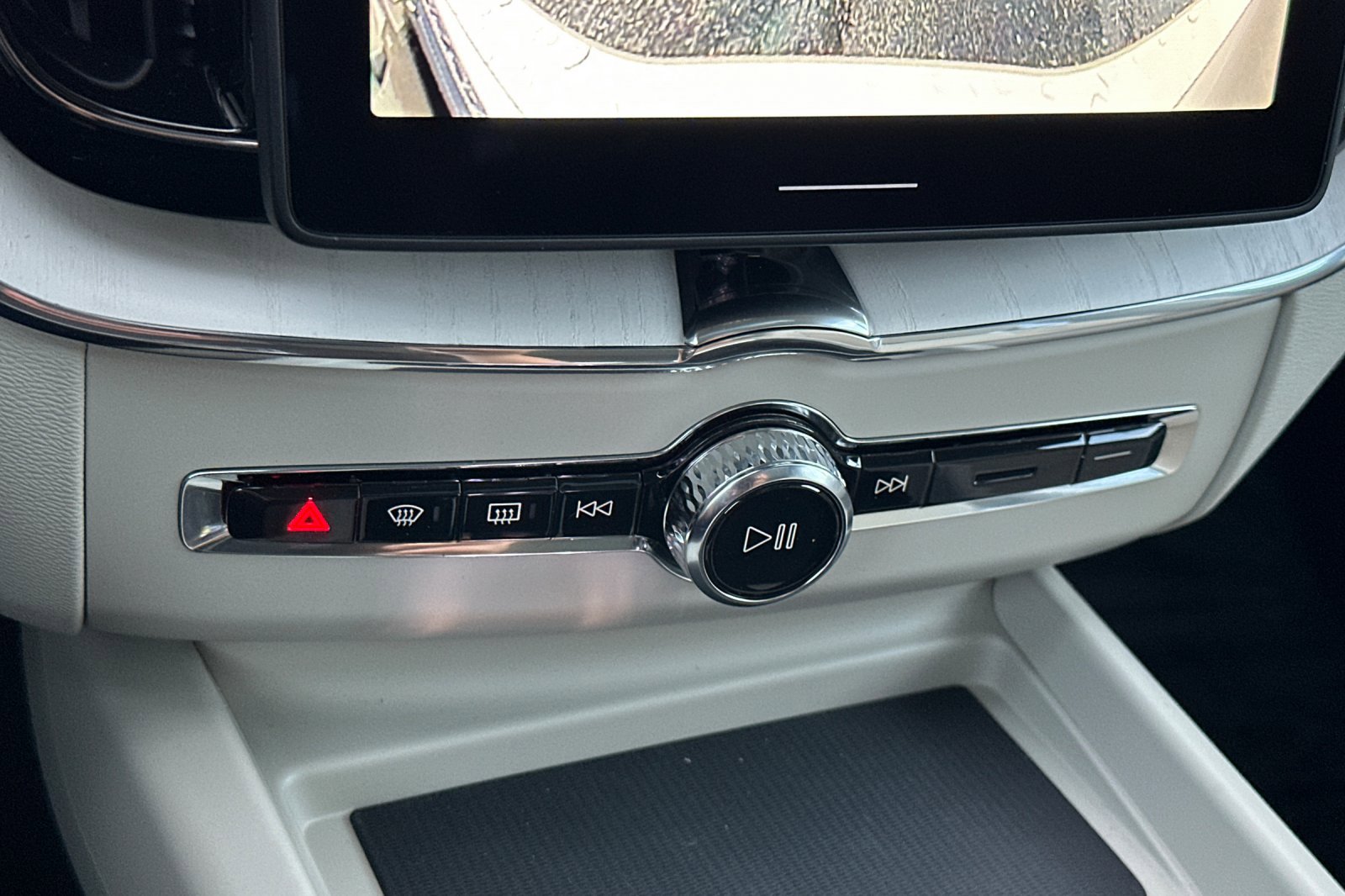 New 2026 Volvo XC60 T8 Ultra w/ Climate Package image 18