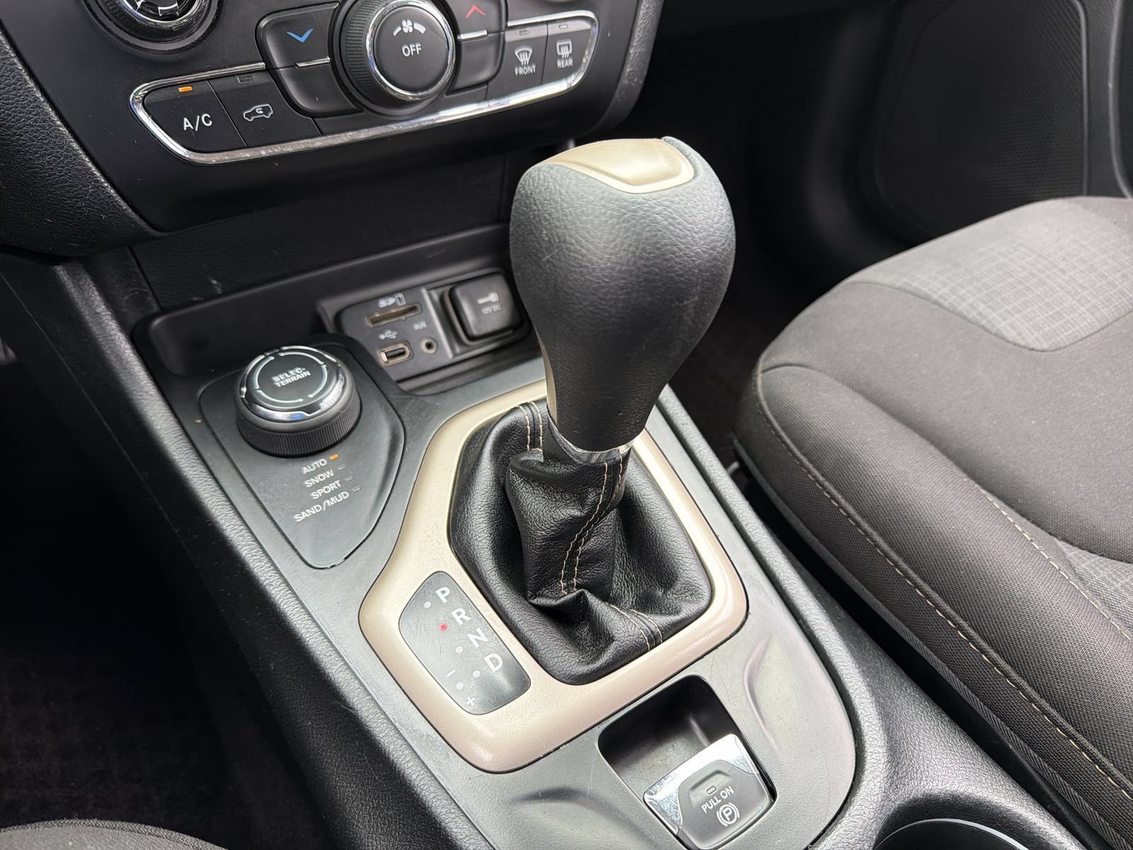 Used 2017 Jeep Cherokee Latitude w/ Safety/Convenience Group AWD/4WD image 32