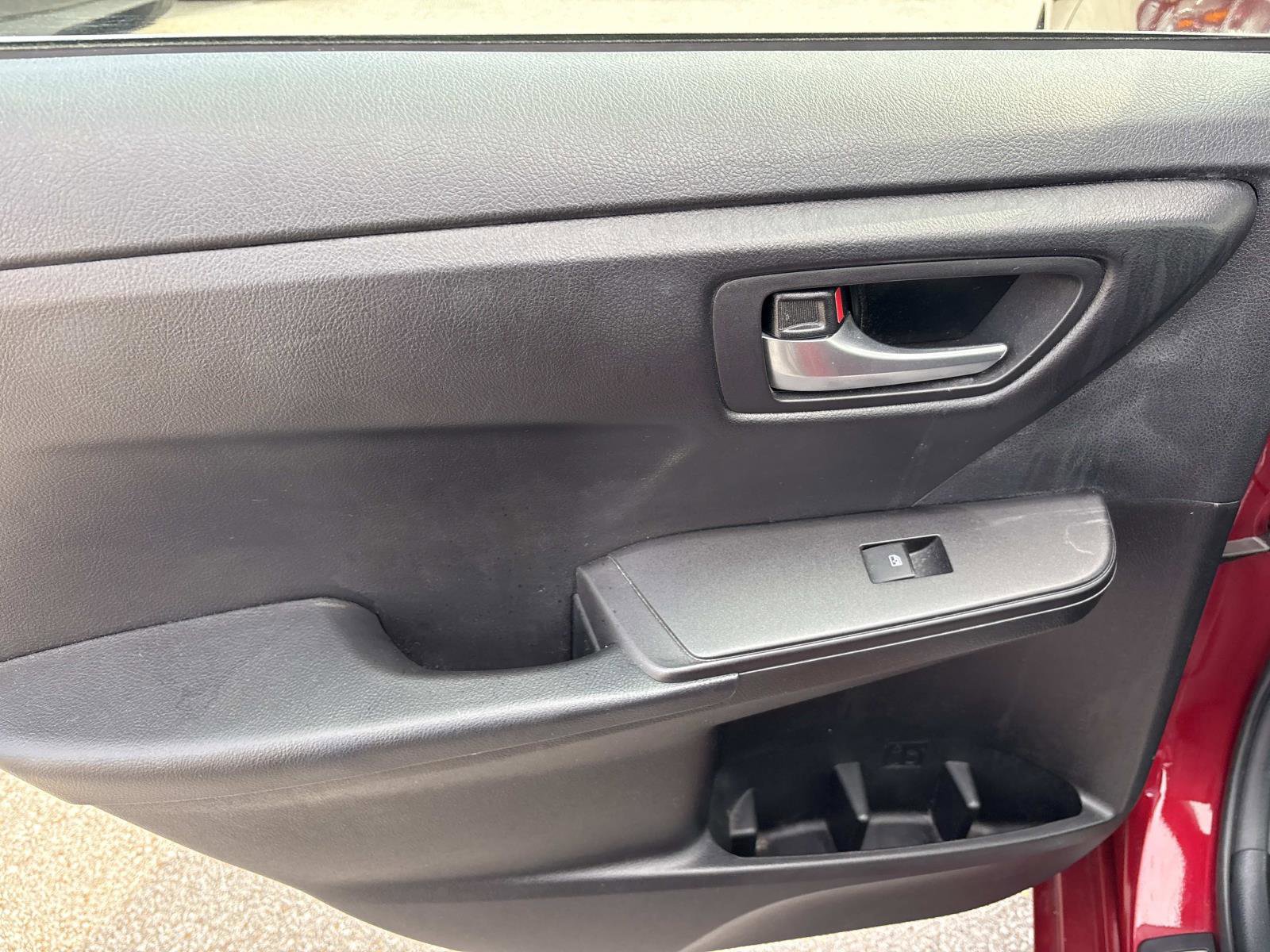 Used 2016 Toyota Camry SE image 31