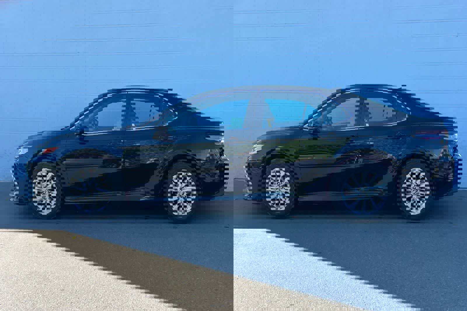 Used 2021 Toyota Camry LE image 6