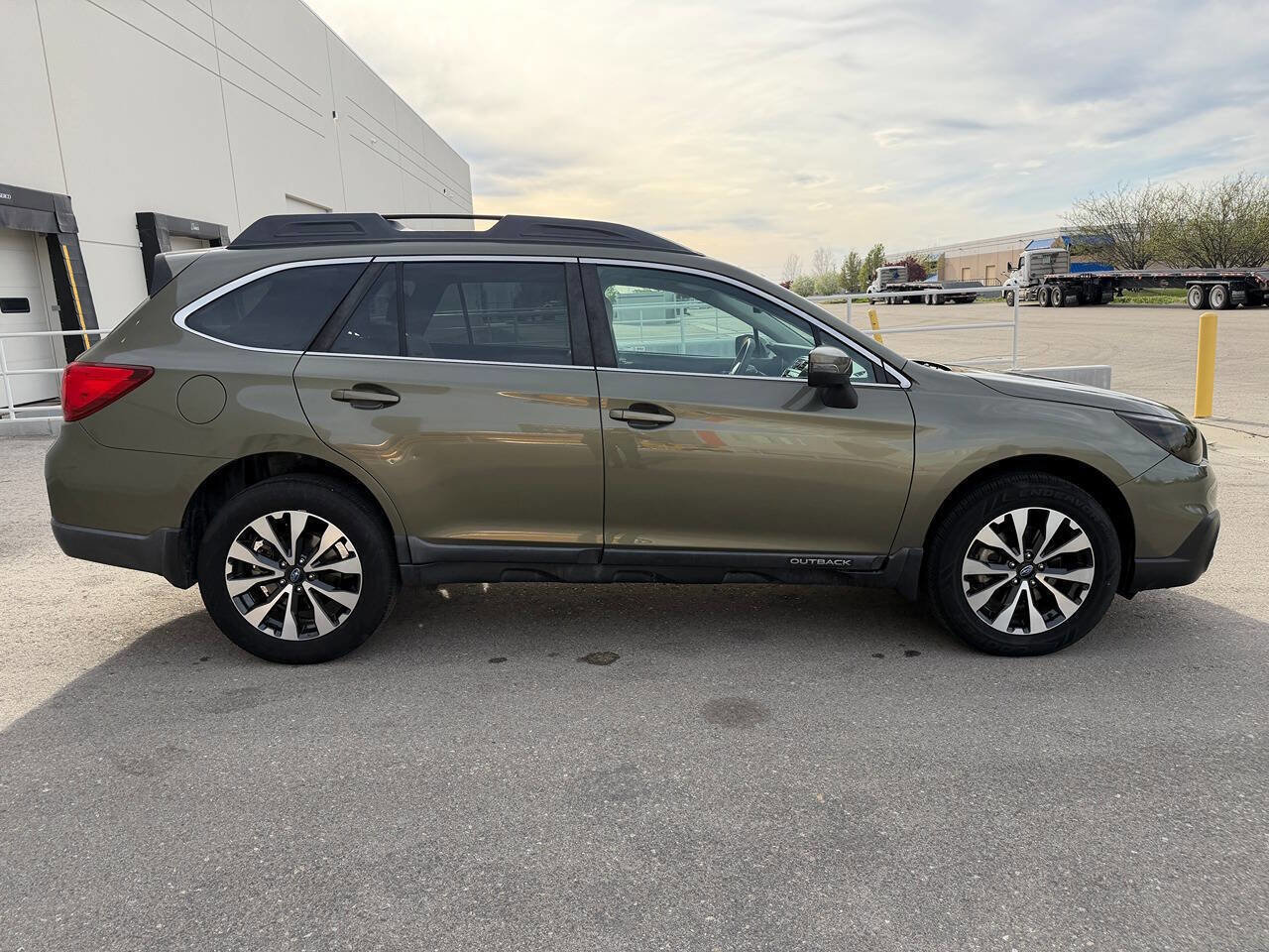 Used 2017 Subaru Outback 3.6R Limited AWD/4WD image 17