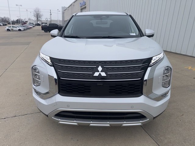 Used 2024 Mitsubishi Outlander SE image 3