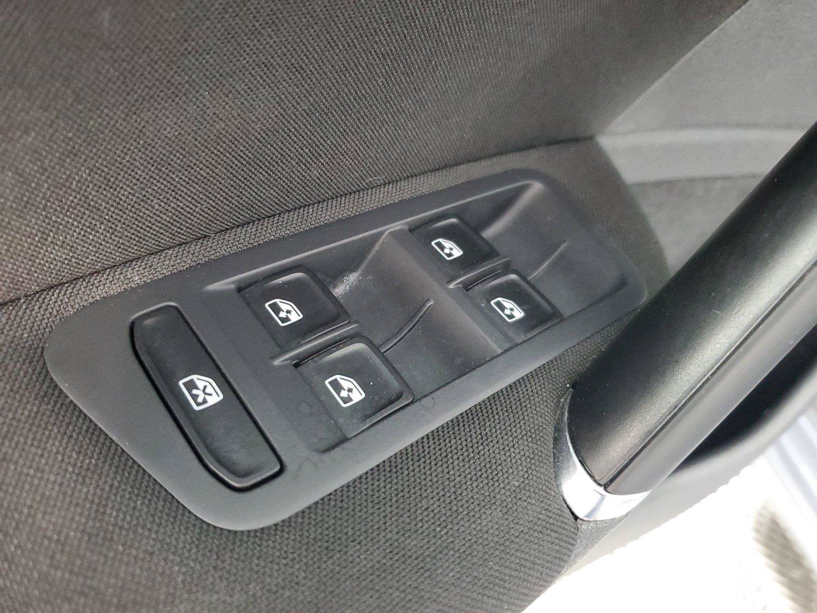 Used 2017 Volkswagen Golf 4-Door FWD image 19