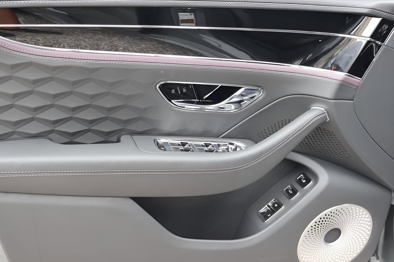 New 2025 Bentley Flying Spur Plug-In Hybrid image 10