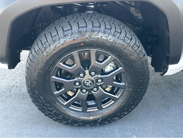 Used 2025 Toyota 4Runner SR5 AWD/4WD image 39
