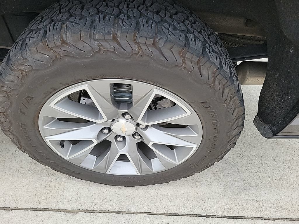Used 2019 Chevrolet Silverado 1500 High Country w/ Technology Package AWD/4WD image 9