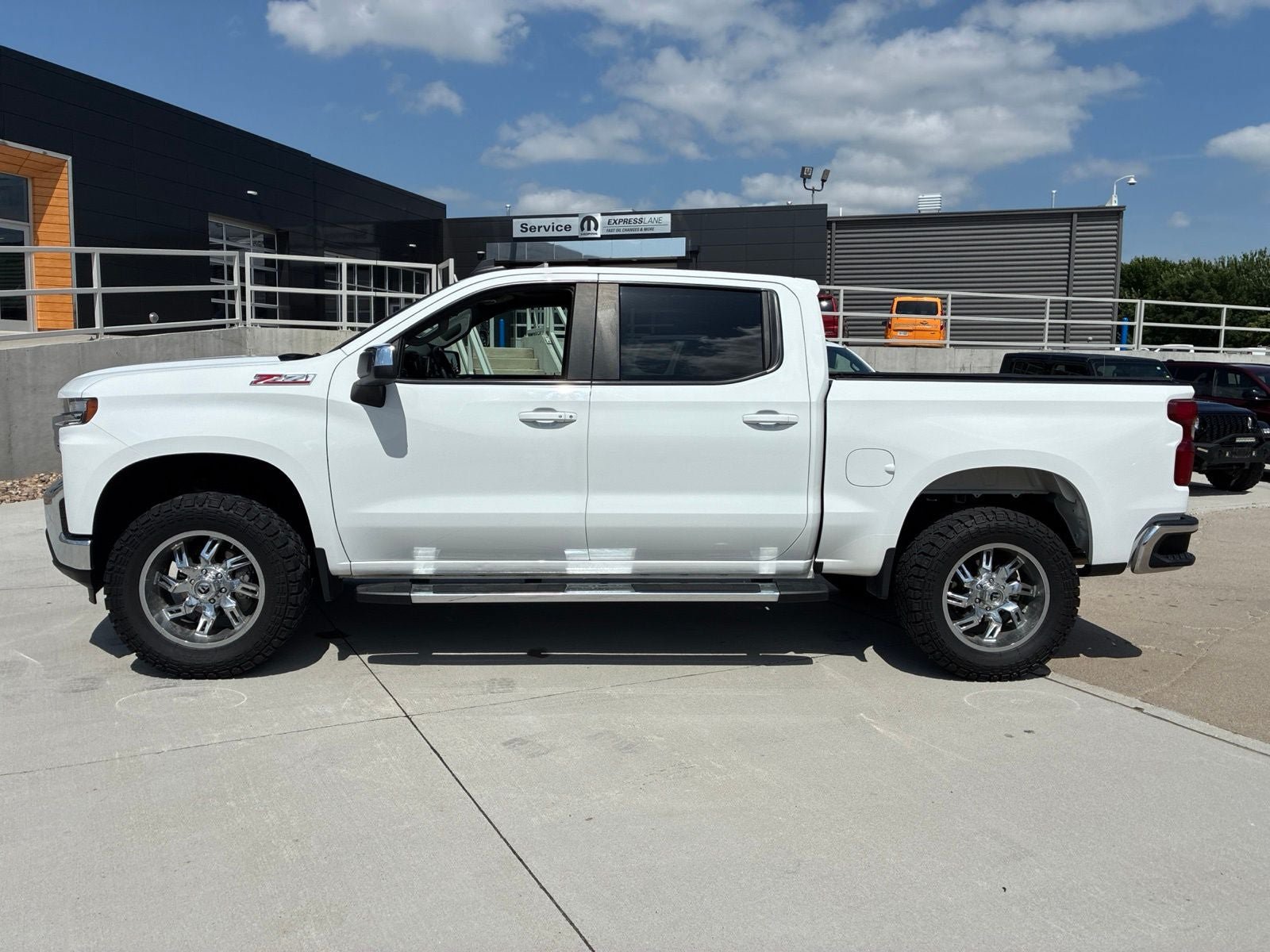 Used 2022 Chevrolet Silverado 1500 LT w/ Z71 Off-Road Package AWD/4WD image 2