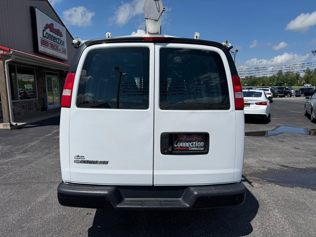 Used 2018 Chevrolet Express 2500 w/ Driver Convenience Package RWD image 5