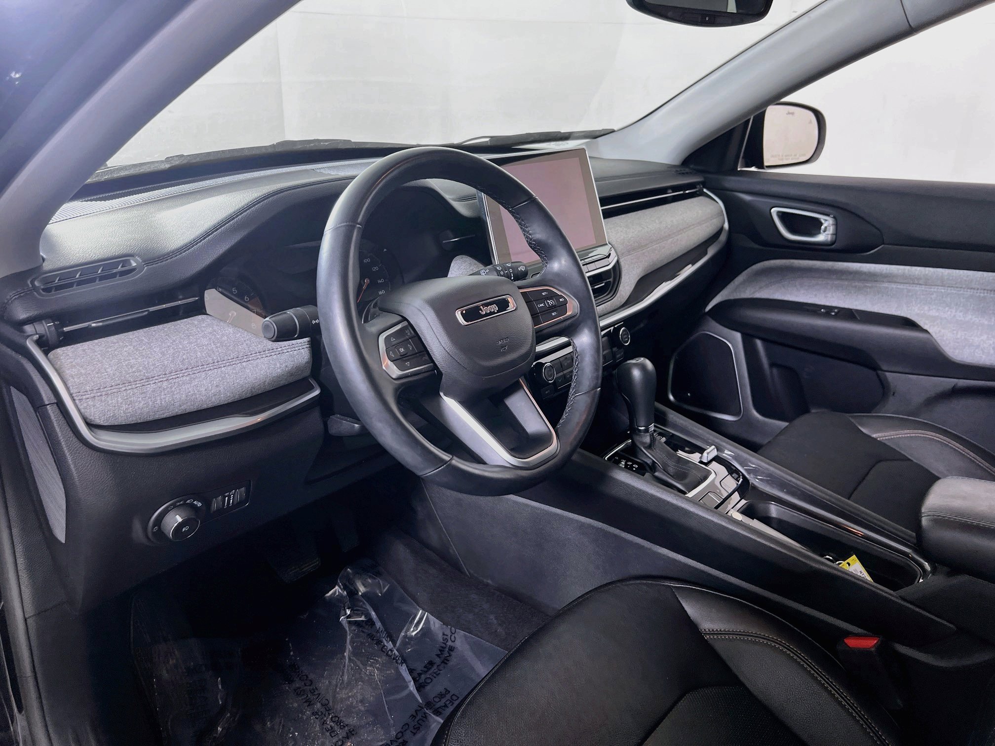 Used 2022 Jeep Compass Latitude w/ Sun and Sound Group AWD/4WD image 9
