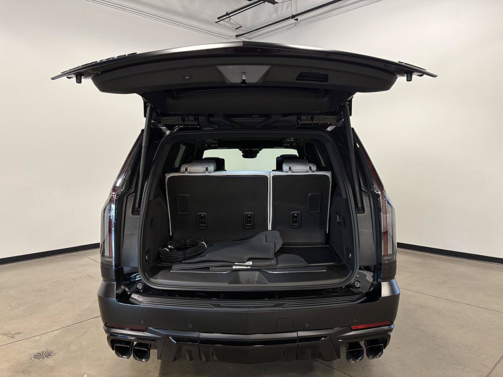 Used 2026 Cadillac Escalade V w/ LPO, ONYX Package AWD/4WD image 38