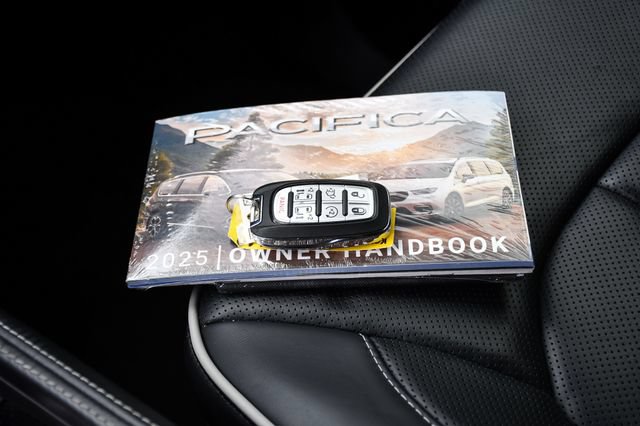 Used 2025 Chrysler Pacifica Limited FWD image 45
