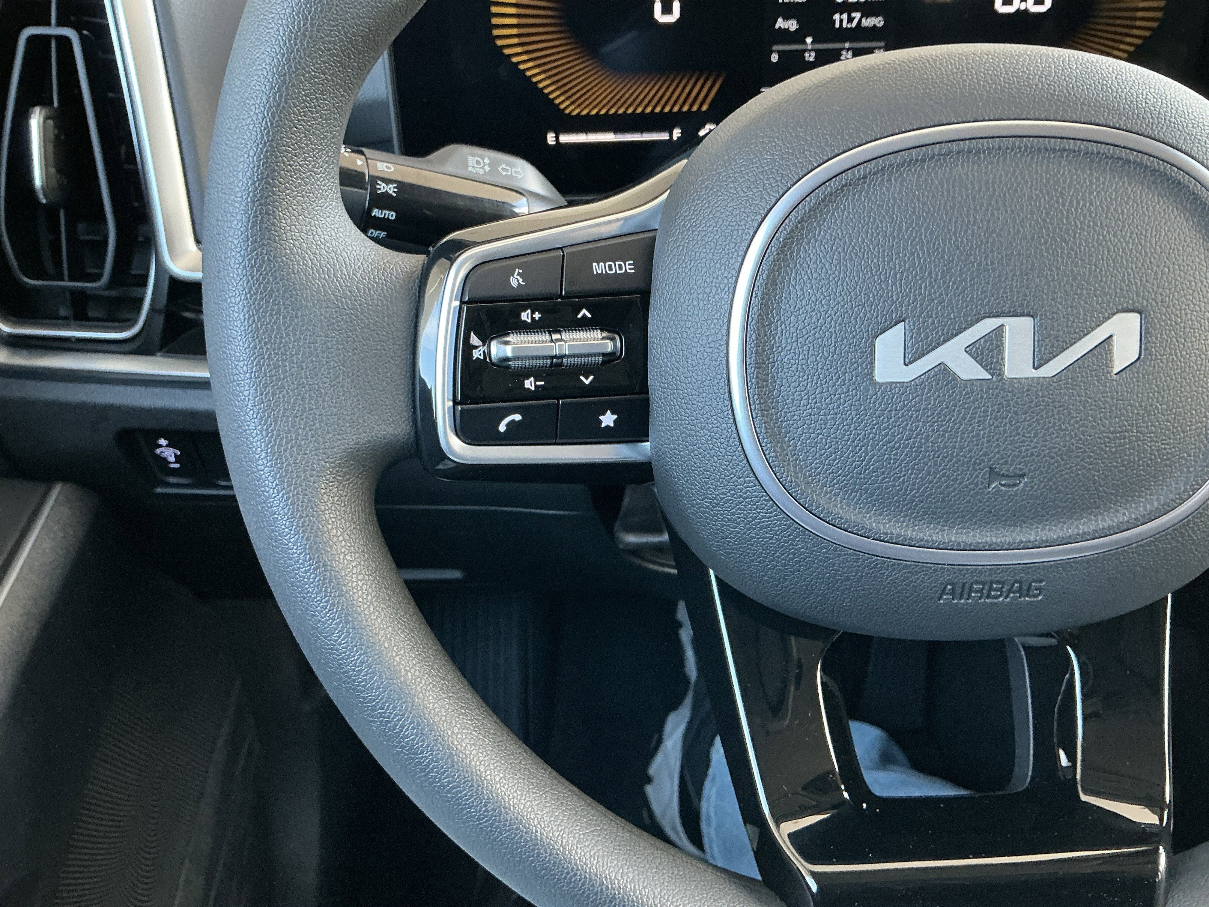 Used 2025 Kia Sorento LX image 12
