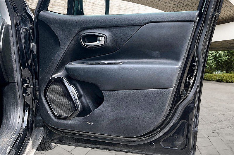 Used 2019 Jeep Renegade Altitude w/ Quick Order Package 2XM FWD image 15