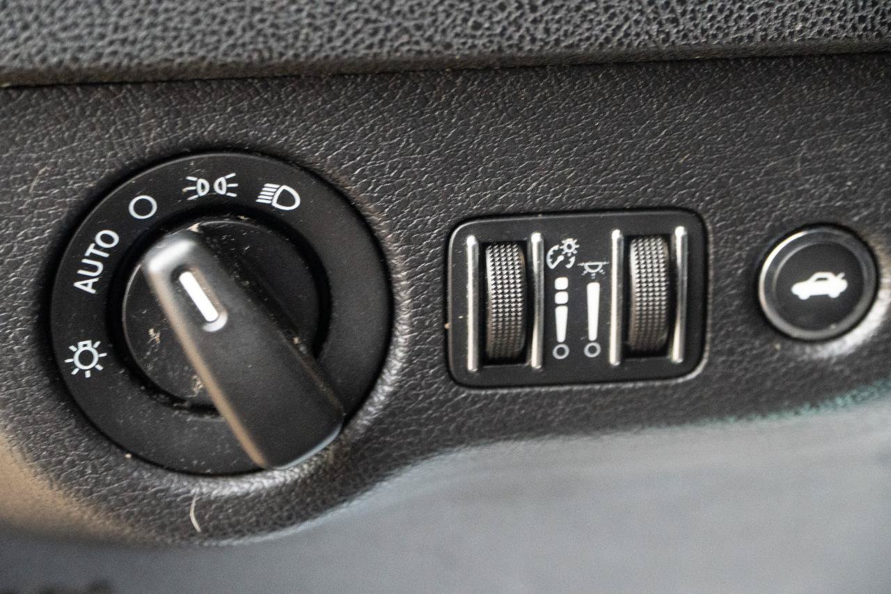 Used 2013 Dodge Charger SE RWD image 20