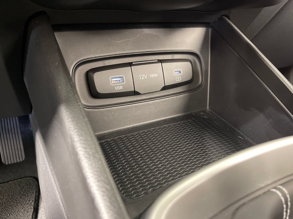 Certified 2025 Hyundai Venue SEL FWD image 28