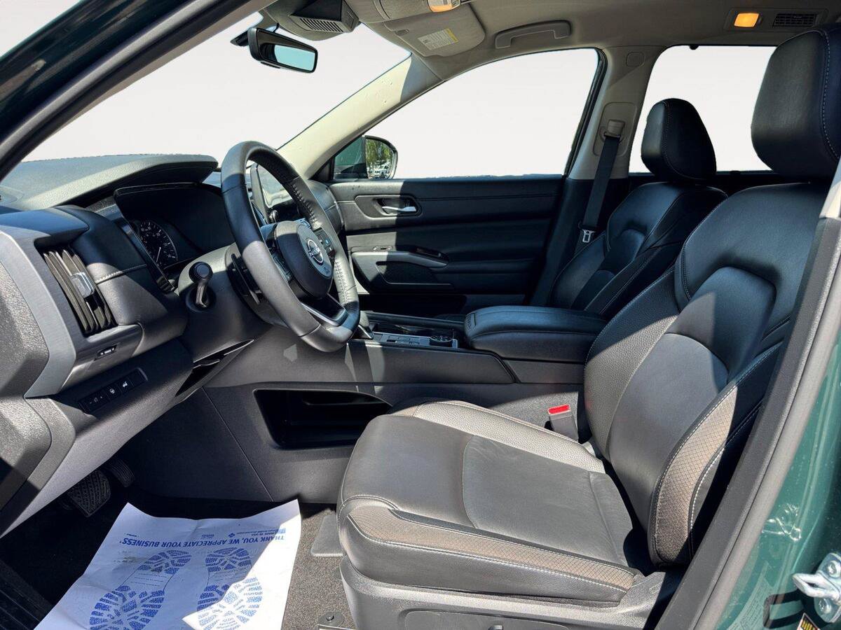 Used 2025 Nissan Pathfinder SL AWD/4WD image 9