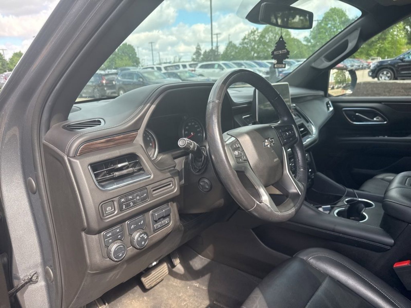 Used 2021 Chevrolet Tahoe Z71 w/ Z71 Off-Road Package AWD/4WD image 16