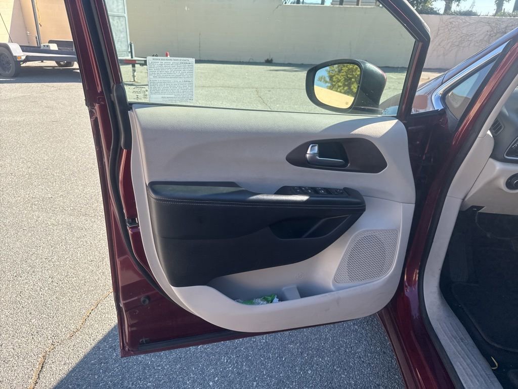 Used 2022 Chrysler Voyager LX image 12