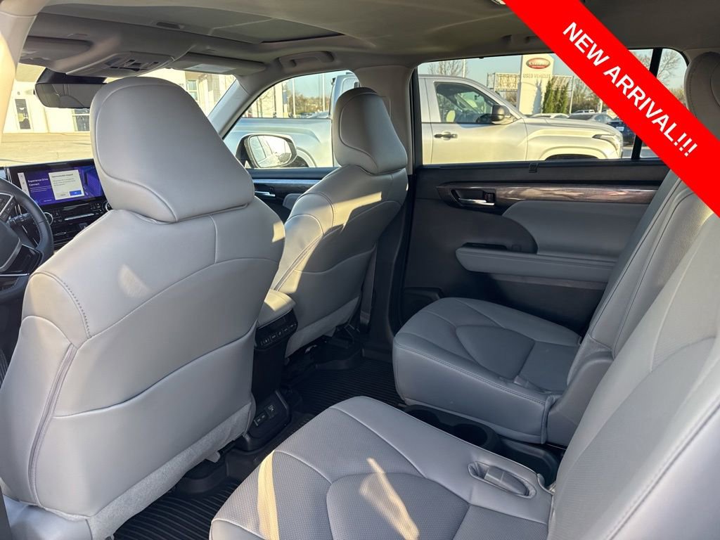 Used 2024 Toyota Highlander Limited image 8