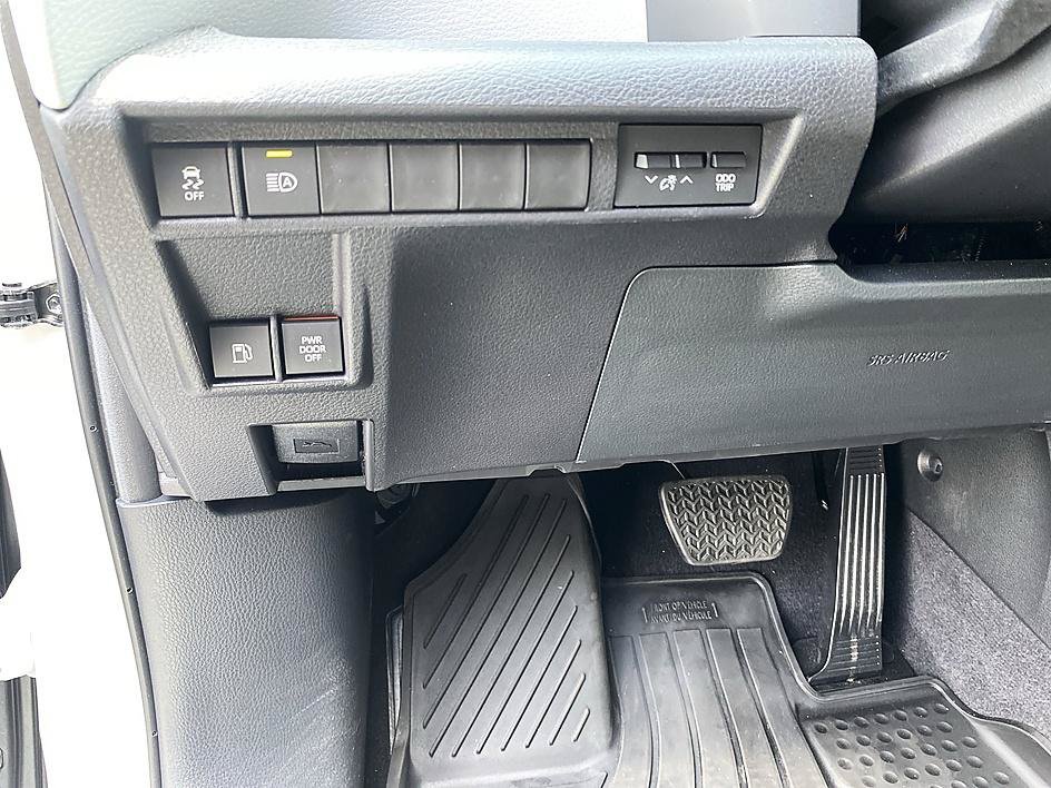 Certified 2026 Toyota Sienna XLE FWD image 36