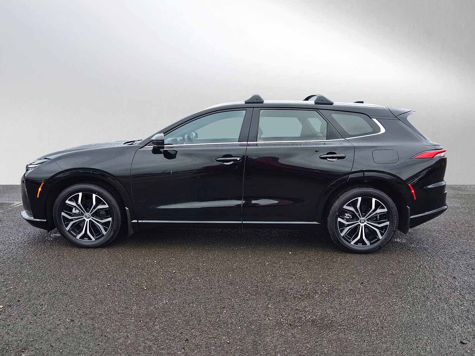 Used 2025 Toyota Crown Signia XLE image 7