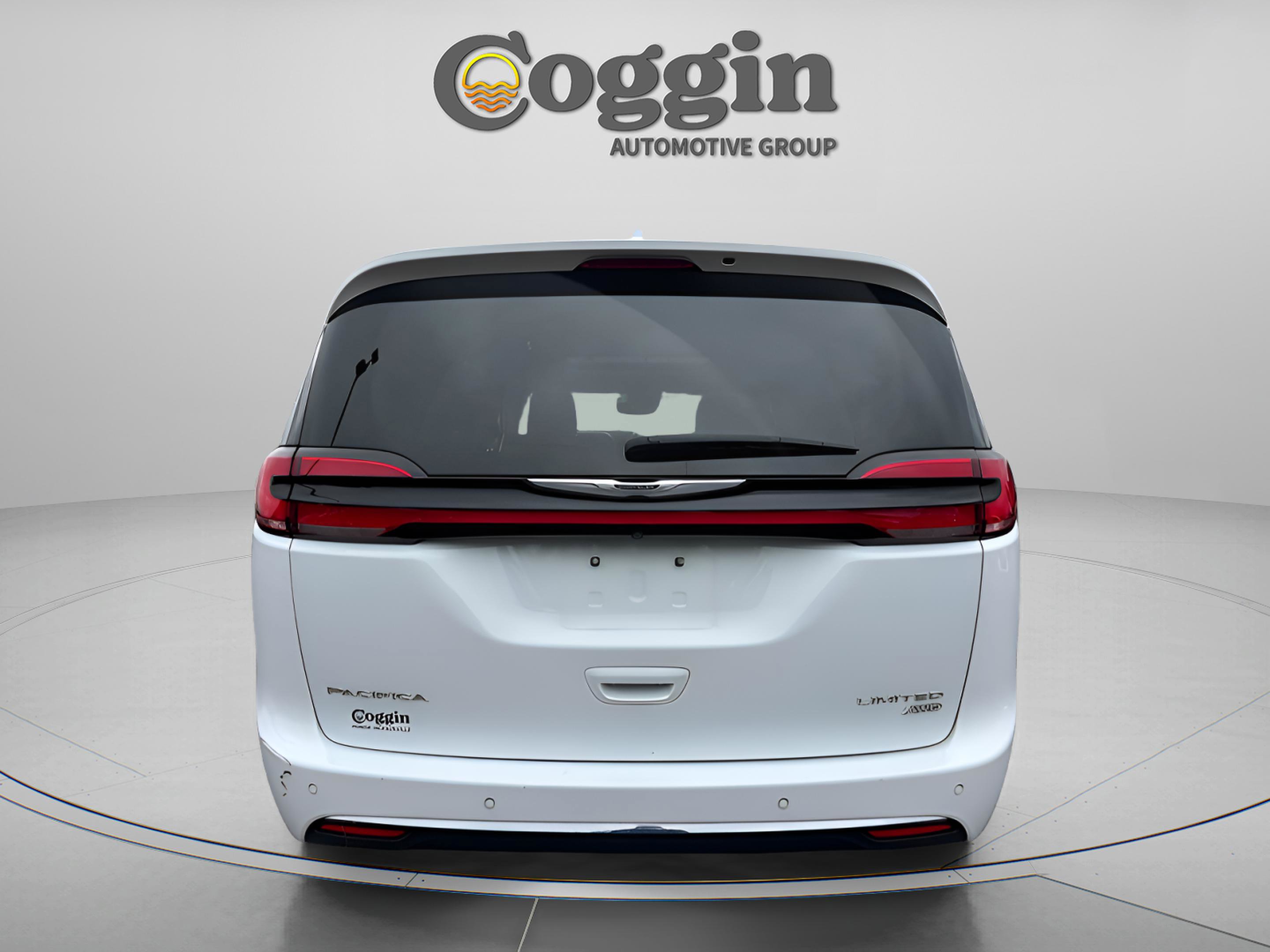 Used 2022 Chrysler Pacifica Limited w/ Uconnect Theater Family Group image 4