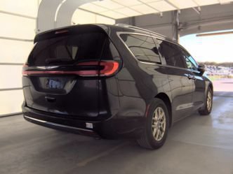 Used 2021 Chrysler Pacifica Touring-L FWD image 2