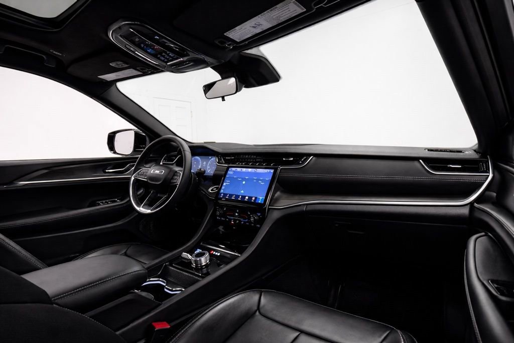 Used 2025 Jeep Grand Cherokee Limited image 19