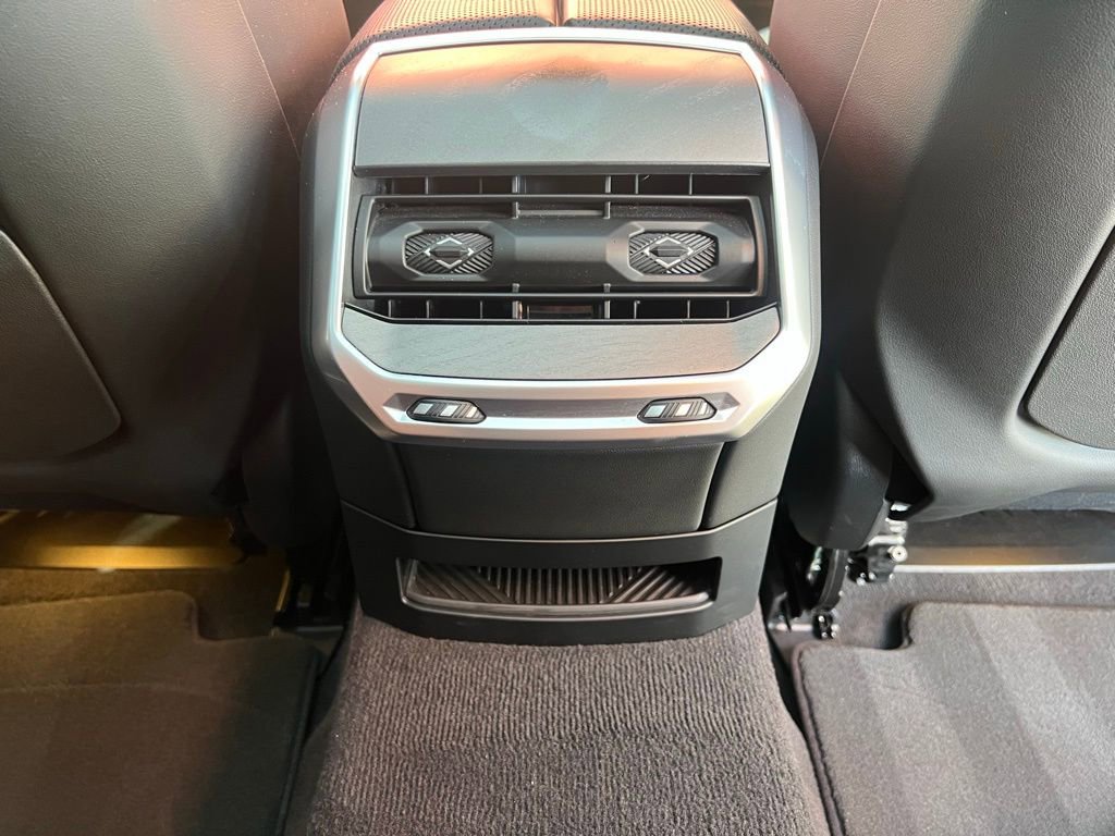 Used 2023 BMW i7 xDrive60 AWD/4WD image 26