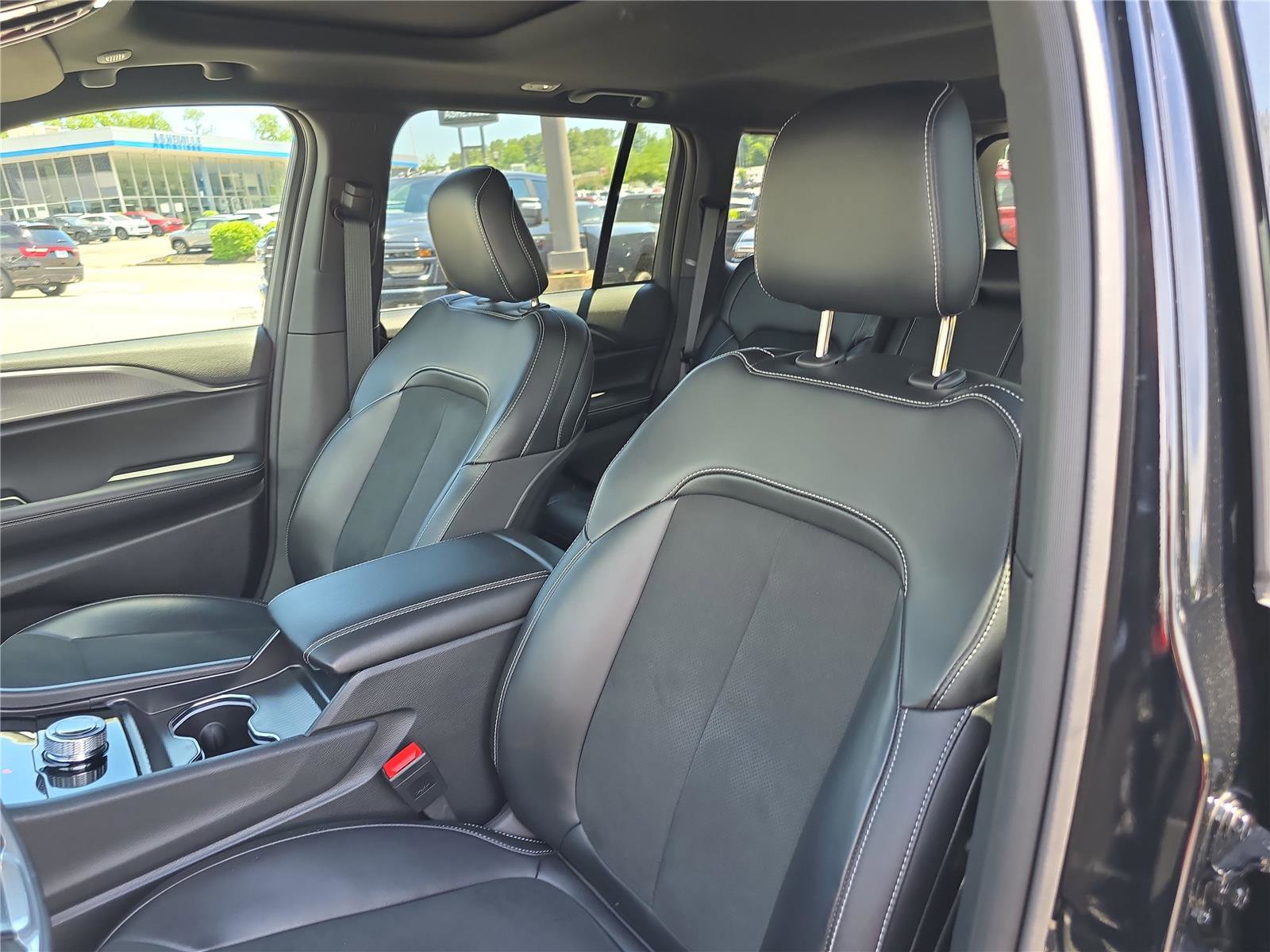Used 2025 Jeep Grand Cherokee Altitude AWD/4WD image 20