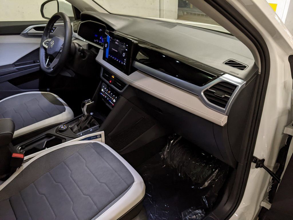 New 2025 Volkswagen Taos SE image 21