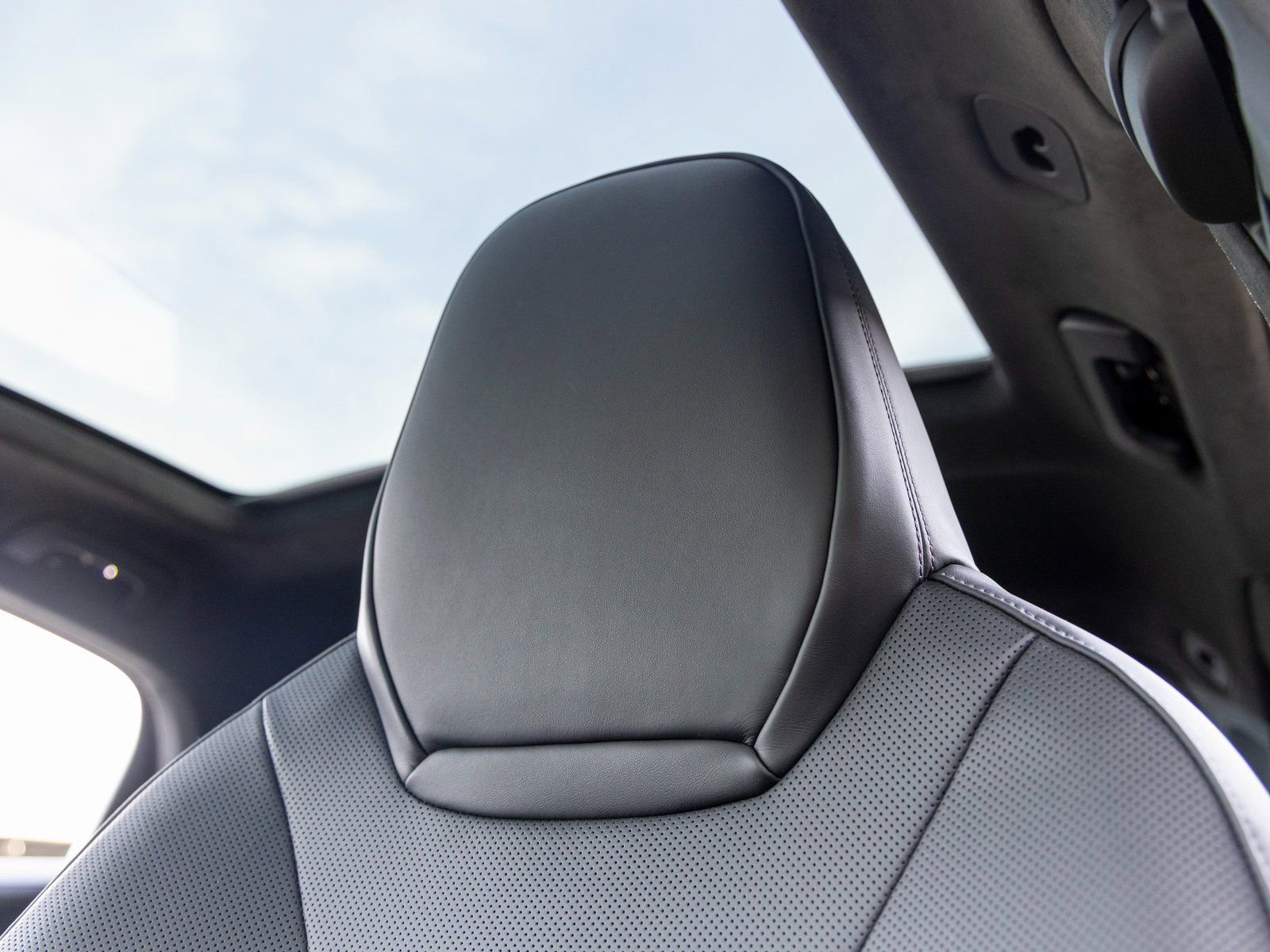 Certified 2025 Porsche Cayenne GTS image 33