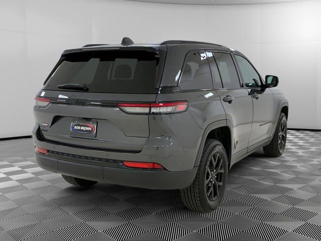 Used 2025 Jeep Grand Cherokee Altitude AWD/4WD image 5
