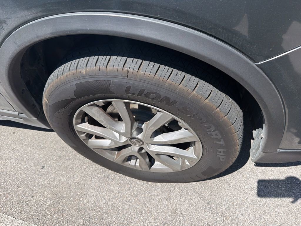 Used 2018 Nissan Rogue SV image 4