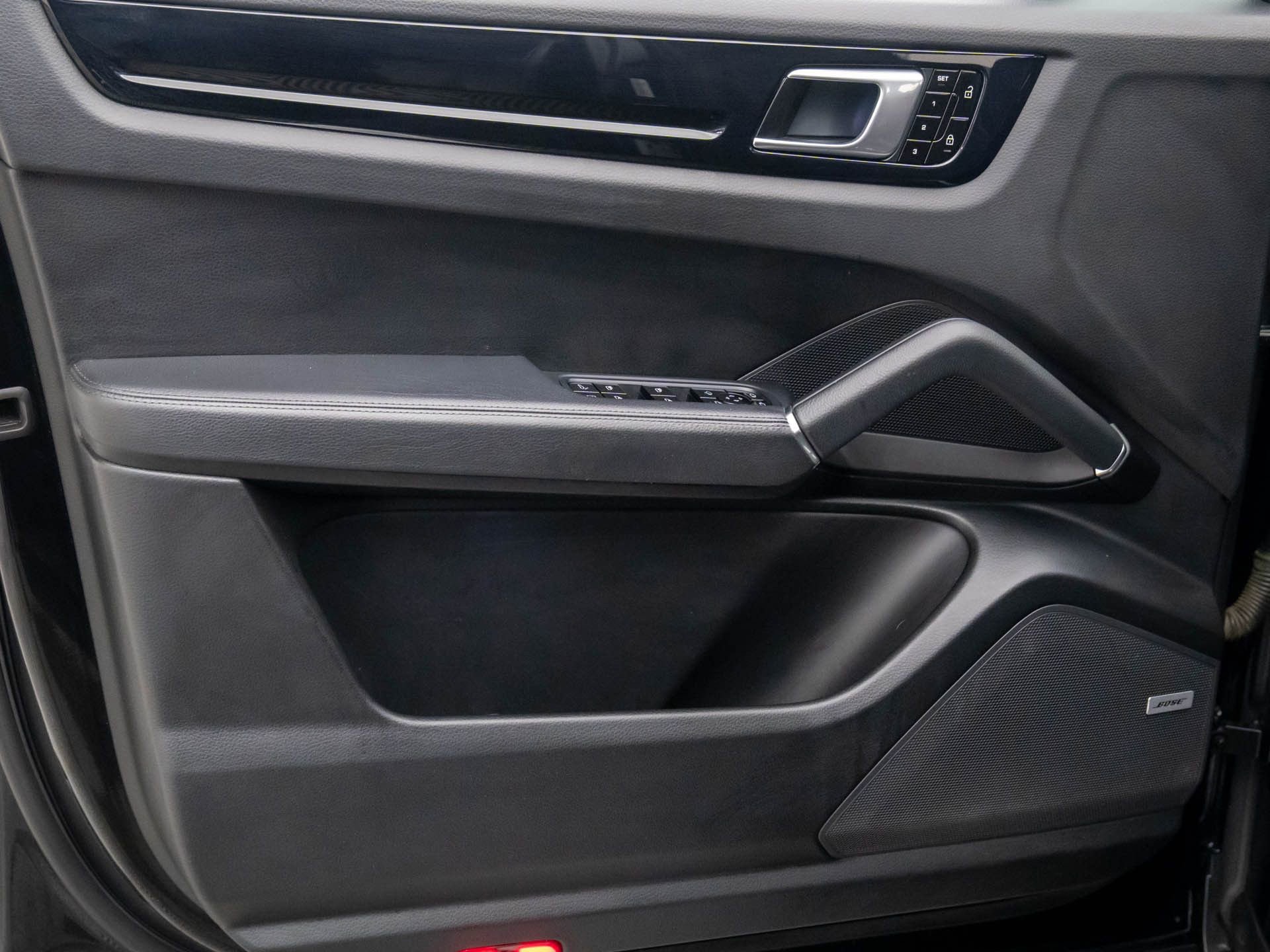 Used 2021 Porsche Cayenne E-Hybrid image 13