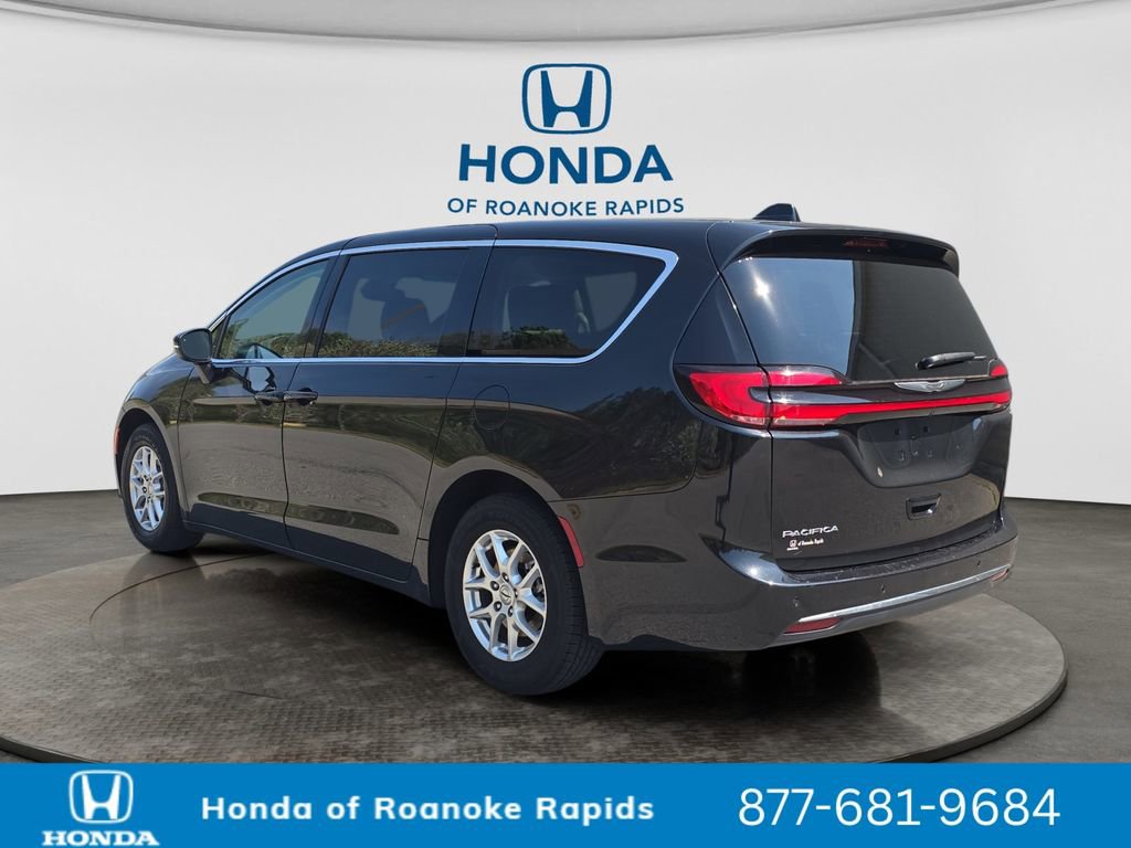 Used 2023 Chrysler Pacifica Touring-L image 3