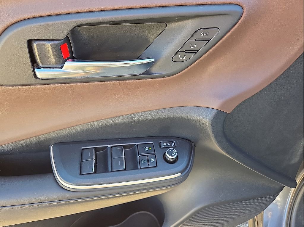 Used 2023 Toyota Crown Limited image 25