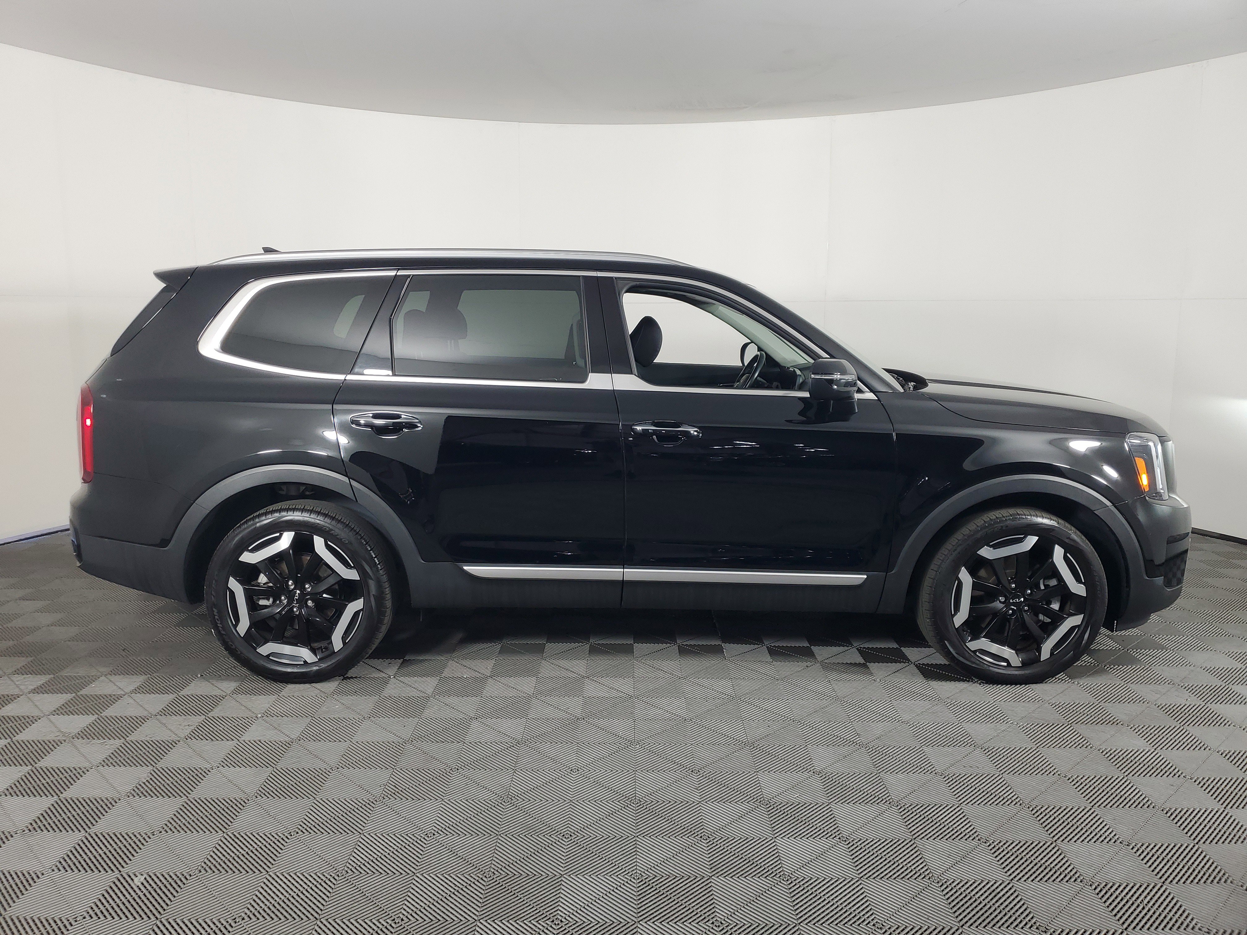 Used 2023 Kia Telluride S w/ S Sunroof Package image 3