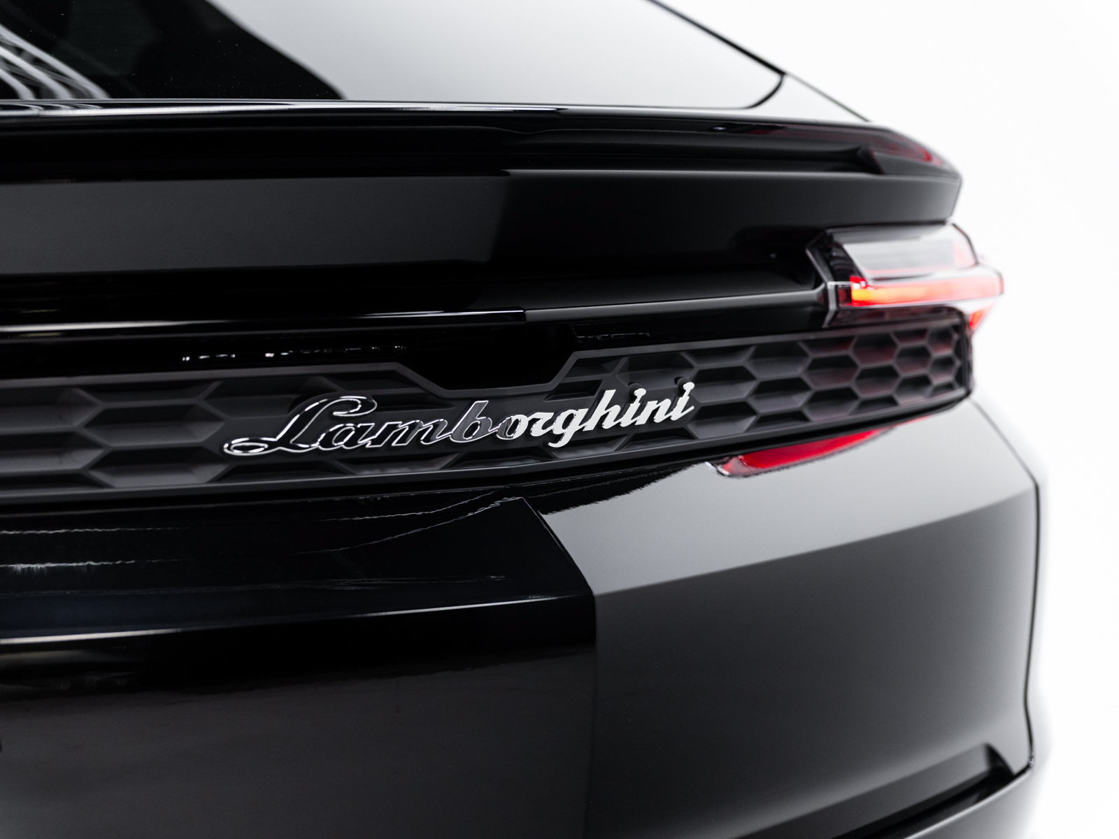 Used 2025 Lamborghini Urus SE AWD/4WD image 27