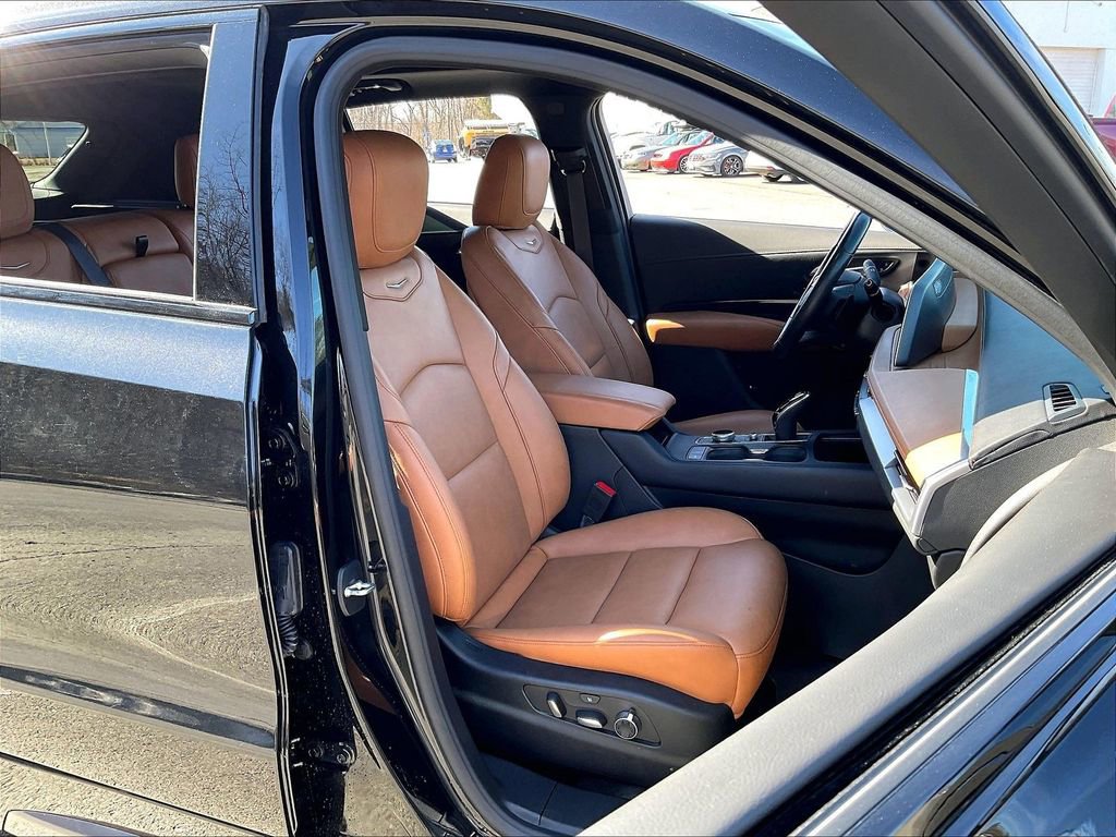 Used 2024 Cadillac XT4 Sport AWD/4WD image 11