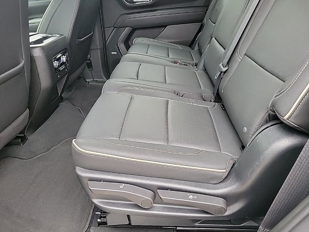 Used 2023 GMC Yukon SLT w/ SLT Luxury Package AWD/4WD image 13