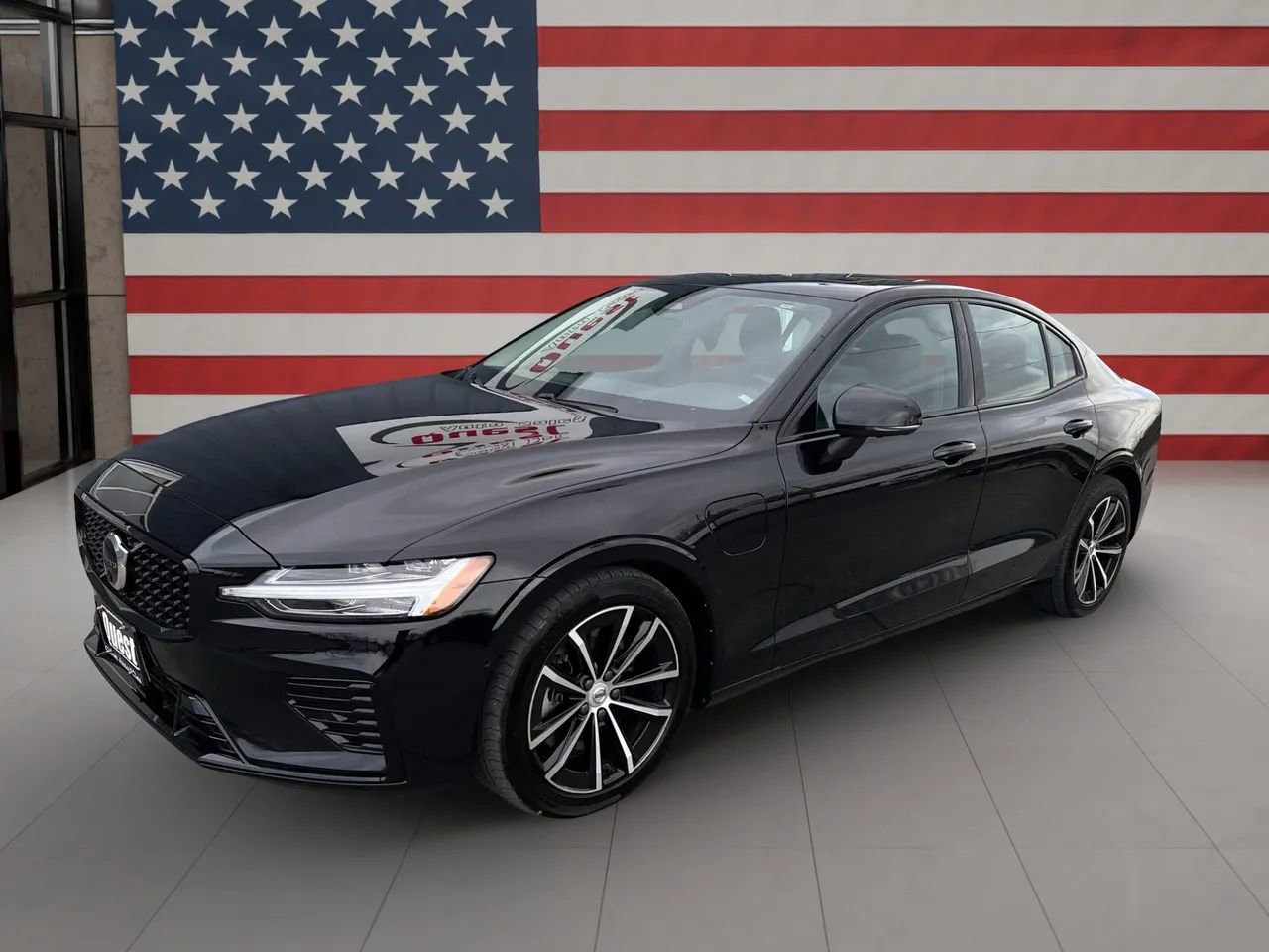 Used 2023 Volvo S60 T8 Plus image 1