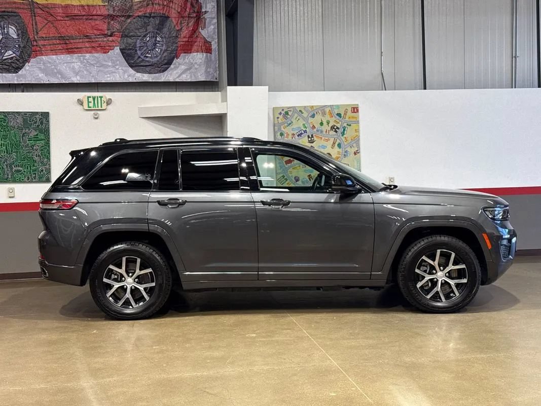 Used 2022 Jeep Grand Cherokee Overland w/ Advanced Protech Group III AWD/4WD image 3