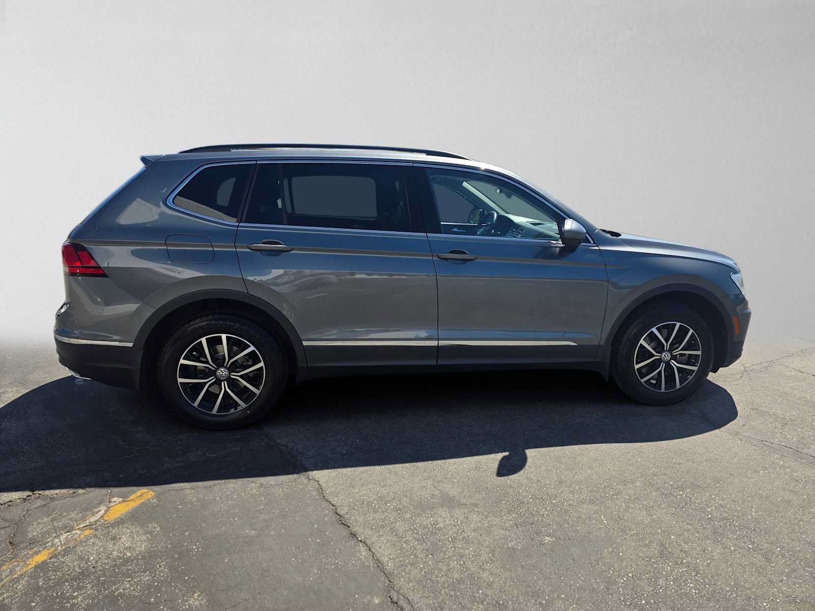 Used 2021 Volkswagen Tiguan SE w/ Panoramic Sunroof Package AWD/4WD image 2