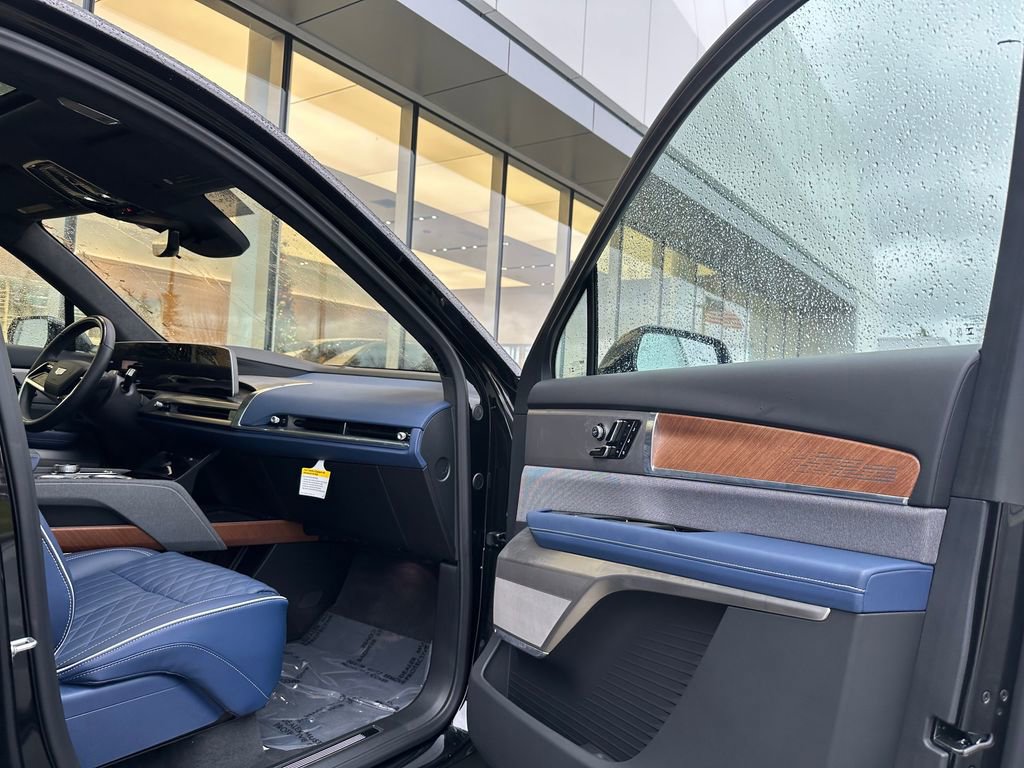 Used 2026 Cadillac Vistiq Premium Luxury image 11