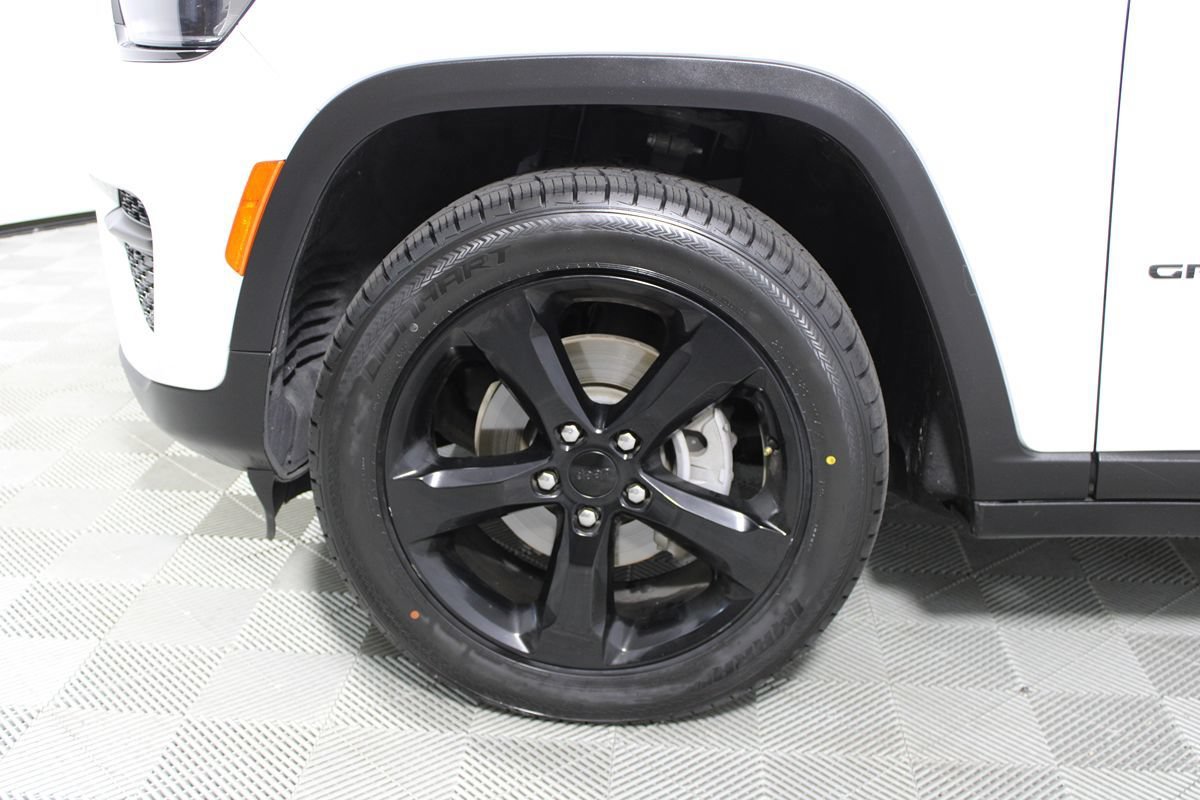 Used 2022 Jeep Grand Cherokee Altitude RWD image 8